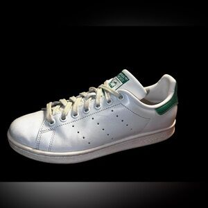 Women’s 8 Adidas Originals Stan Smith green & white leather shoe sneaker